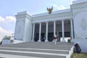 Bangunan Kantor Desa mirip Istana Negara. Kantor Desa Kemuningsari Kidul, Kecamatan Jenggawah, Kabupaten Jember, Jawa Timur